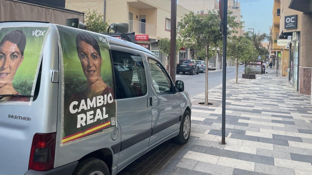 Una furgoneta con publicidad de la candidata Macarena Olona en una calle de El Ejido.