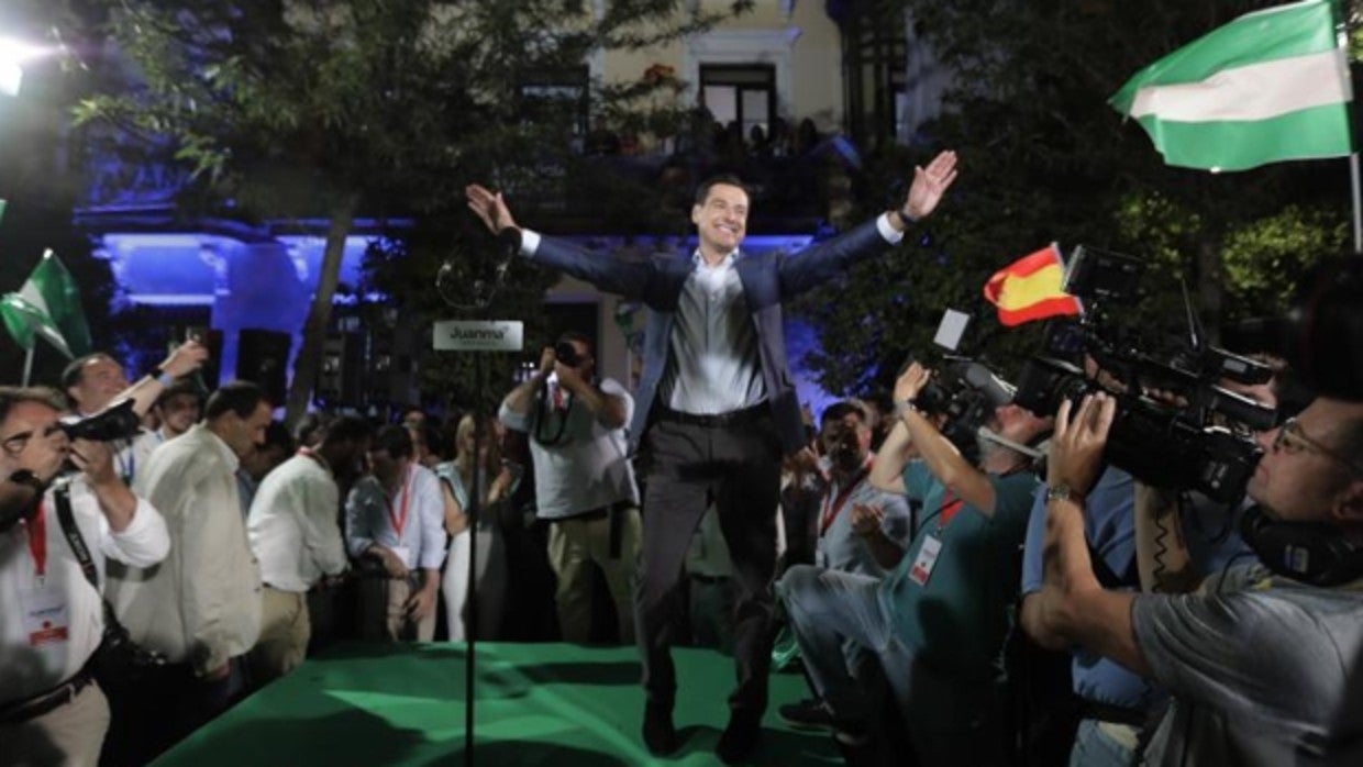 Juanma Moreno, en la calle San Fernando celebra la vistoria electoral el 19-J