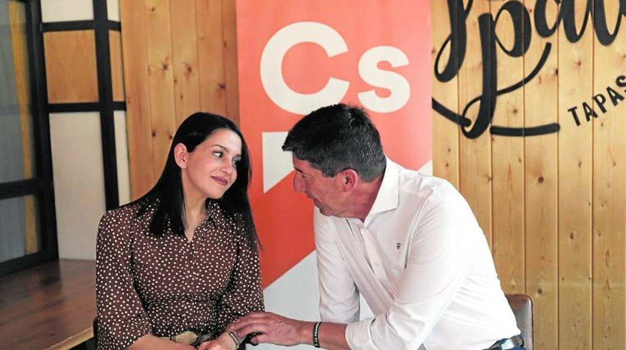 La líder de Ciudadanos, Inés Arrimadas, junto al candidato andaluz, Juan Marín, durante un acto de campaña en Málaga
