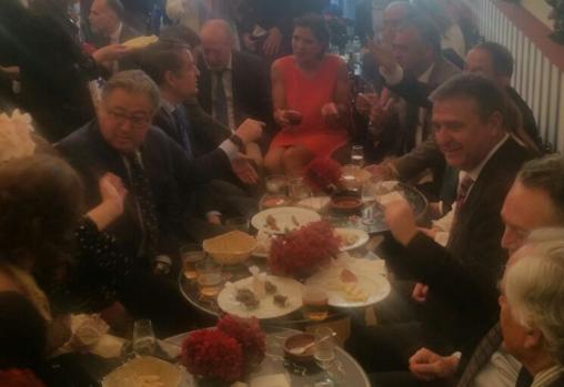 Mesa en la que Juan Ignacio Zoido compartió mesa con la presidenta de la Junta, en presidencia del director general de Endesa en Andalucía occidental, Francisco Arteaga