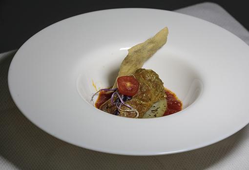 Col rellena de bacalao con fritada de tomate de Los Palacios, tapa de Taberna La Liebre