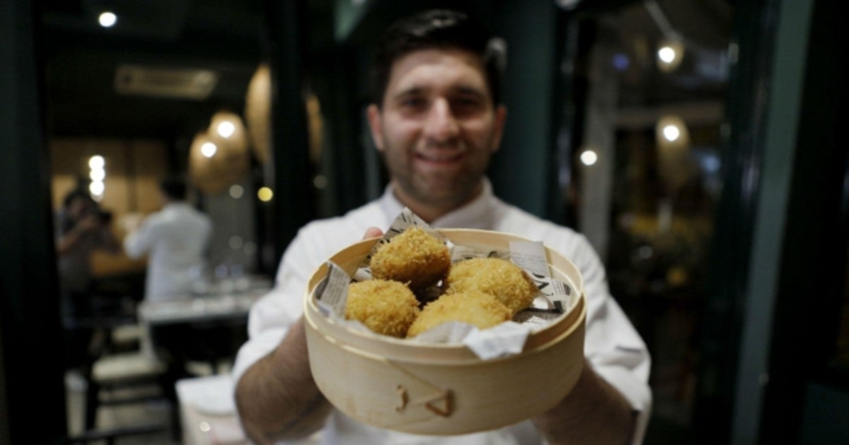 Paco Villar muestra uno de sus platos