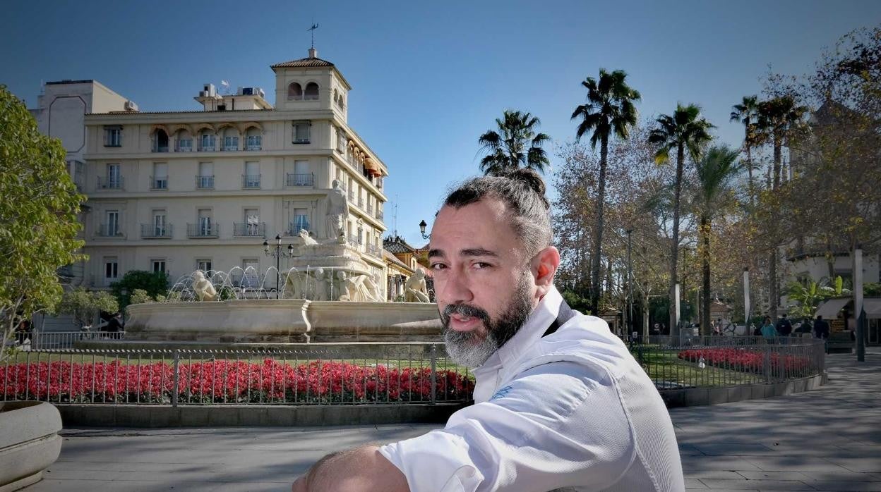 El chef Rafa Zafra, junto al que será su primer restaurante sevillano