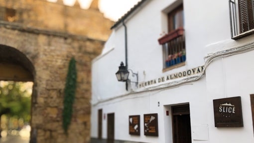 La fachada de Slice al lado de la Puerta de Almodóvar