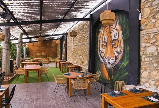 La terraza decorada por el graffiti de un tigre