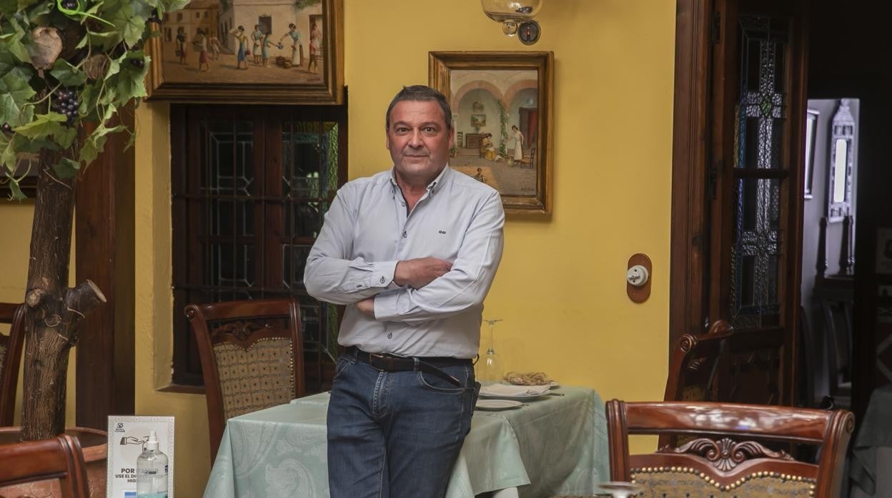 Ángel González en el patio de limonero de El Churrasco