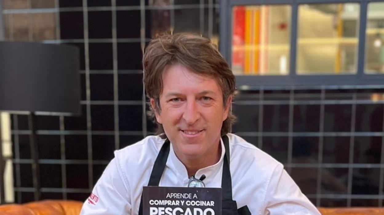 Paco Ybarra con su libro