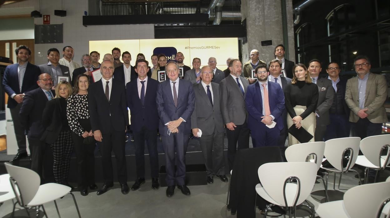 Foto de familia de los premiados y los patrocinadores de los Premios GURMÉ 2021