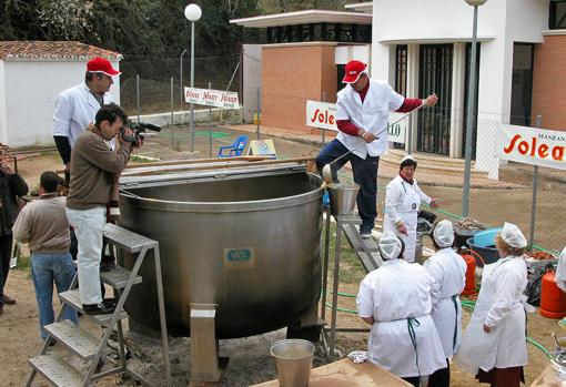 Jabugo acoge este fin de semana su famoso cocido de récord Guinness