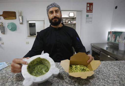 El chef muestra los espaguetis a la paganini y el mortero con el que prepara la salsa