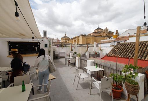 Clientes en la nueva terraza de El Tablón
