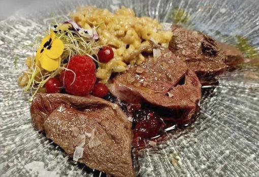 Ciervo con mermelada de frutos del bosque y risotto