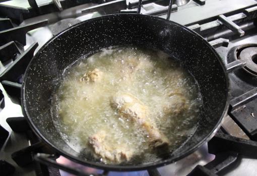 Piezas de pescado friendo para, posteriormente, agregarlas a la cuajadera