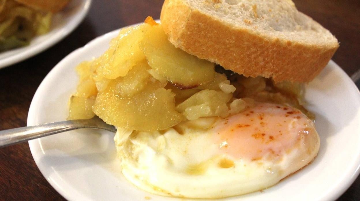 Presentación final de las papas a lo pobre con huevo