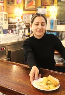 Tapa de papas con huevo para consumir en barra