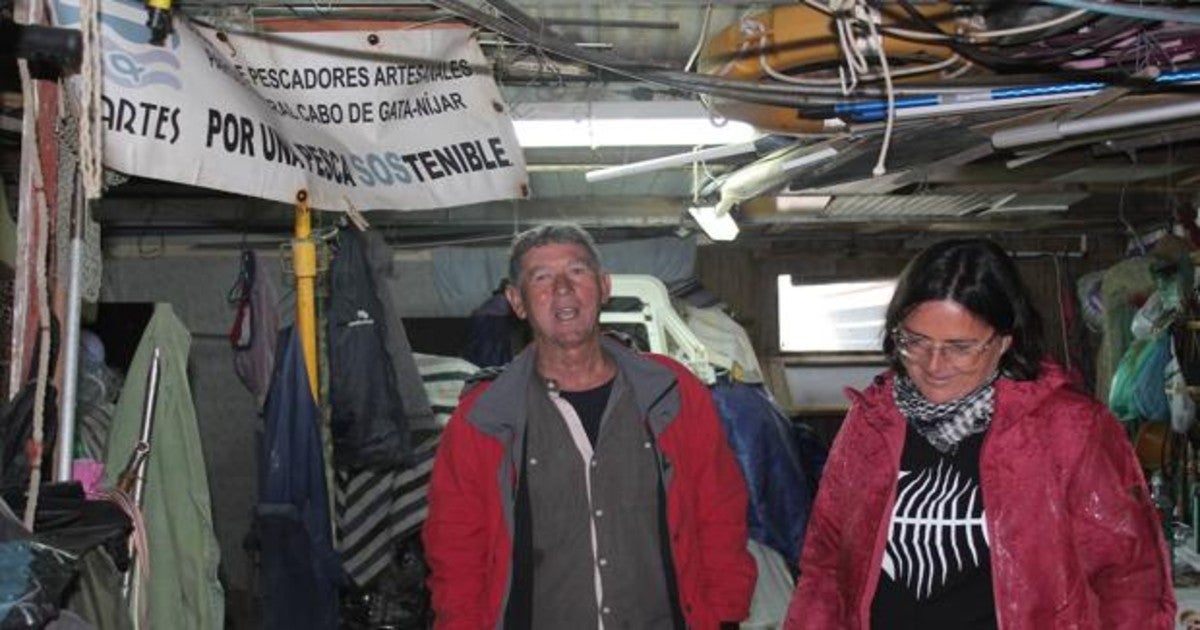 El presidente de la asociación, Luis Rodríguez, y la bióloga Macarena García