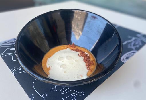 Salmorejo con espuma de huevo frito y sal de jamón