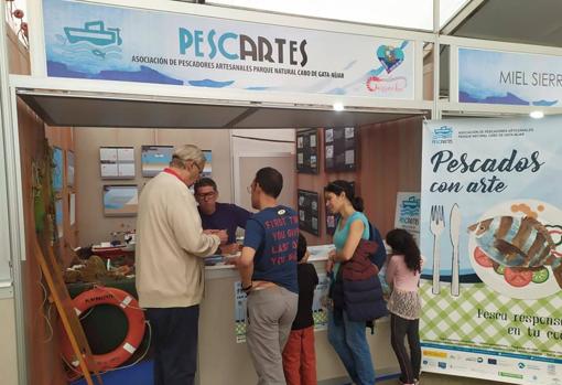 Estand de Pescartes en una feria