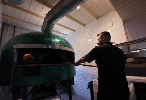 Botanic cuenta con un horno de leña de encina para preparar pizzas y carnes
