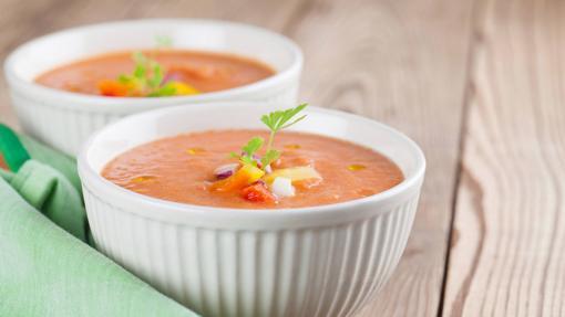 10 cremas y sopas frías saludables que ayudan a nuestro bronceado