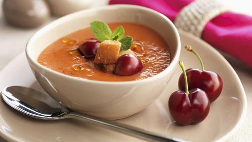 10 cremas y sopas frías saludables que ayudan a nuestro bronceado