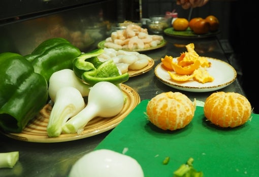 Los secretos de los huevos de choco en aliño de cítricos de la Bodeguita Los Caracoles