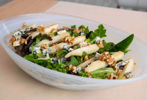 Una de las ensaladas que El Aura ofrece en su carta