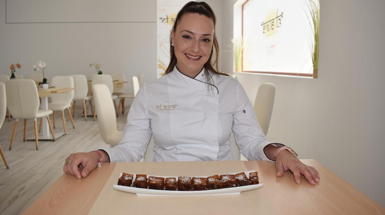 María José Nevado, propietaria y jefa de cocina de El Aura, con sus famosos torreznos