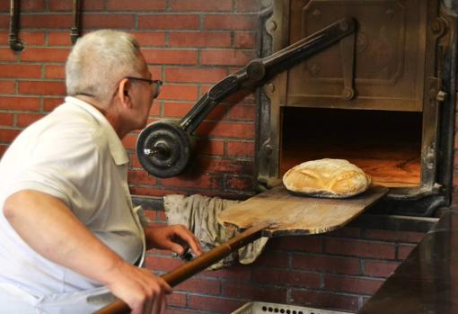 Pan recién sacado del horno de leña