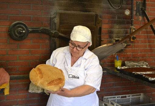 María Dolores Ontiveros muestra una de sus hogazas de pan