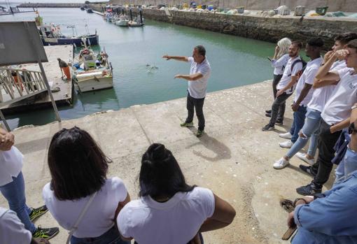 Eduardo Guardiola explicando a los alumnos de Talento Cruzcampo