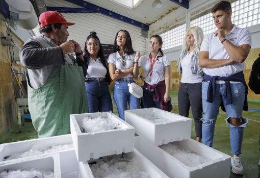 Una lección en vivo sobre el mundo de la pesca para los alumnos de Talento Cruzcampo