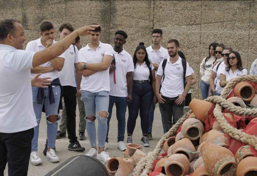 Una lección en vivo sobre el mundo de la pesca para los alumnos de Talento Cruzcampo