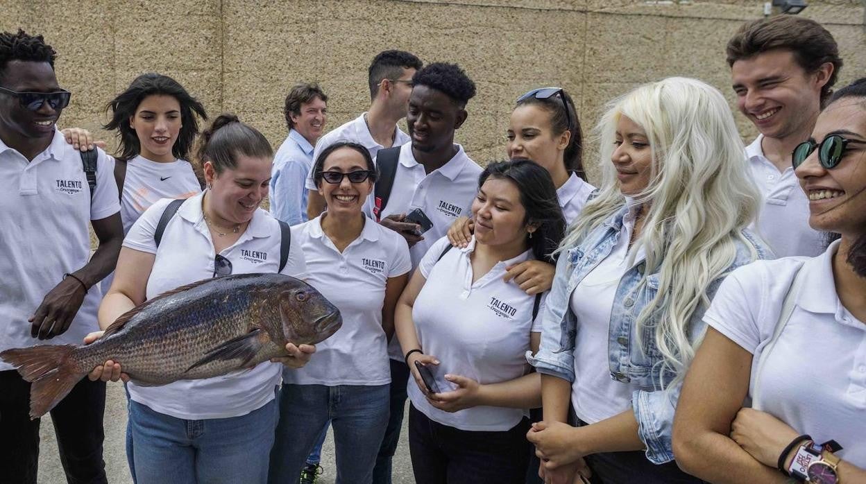 Una lección en vivo sobre el mundo de la pesca para los alumnos de Talento Cruzcampo