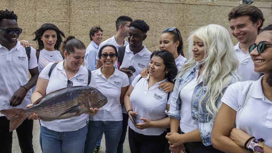 Una lección en vivo sobre el mundo de la pesca para los alumnos de Talento Cruzcampo