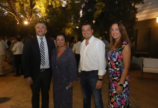 De izquierda a derecha, los propietarios de El Bosque, Miguel Valenzuela y Ana León, con el alcalde de Córdoba, José María Bellido, y su mujer, Verónica Martos