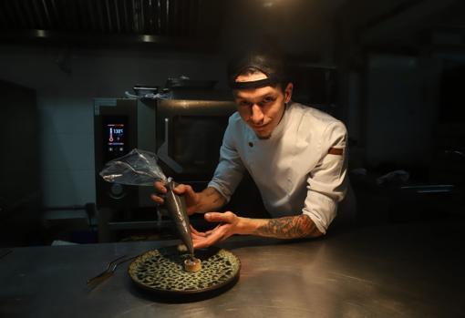 El chef Luca Mazzarella ultima los platos para la apertura