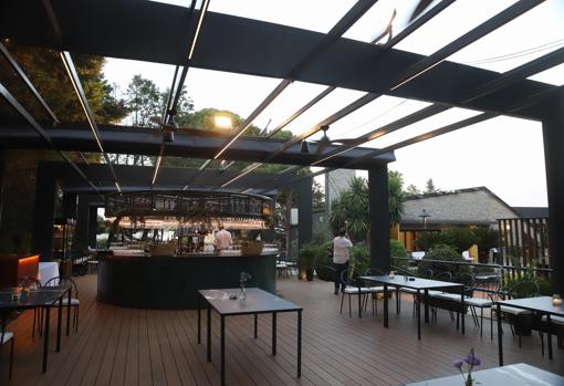 La pérgola exterior, en la que se puede comer a la carta