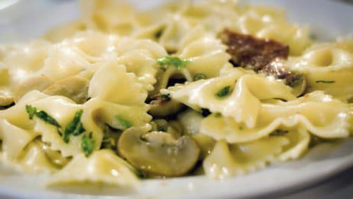 Lacitos de pasta con guisantes y champiñones