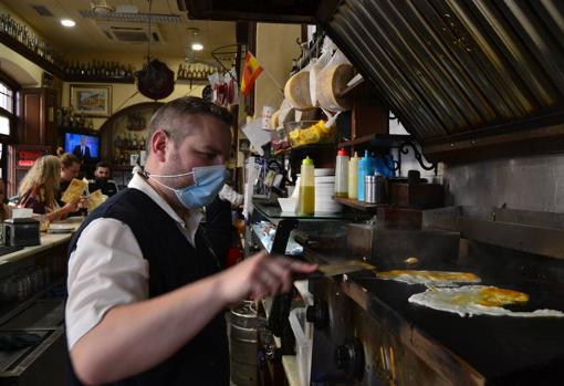 Preparación de algunas tapas y raciones en la barra