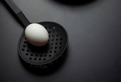 Para saber si un huevo está cocido, sólo necesitas una espumadera