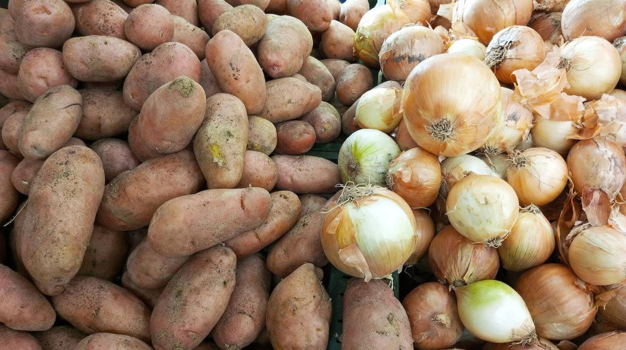 No es buena idea almacenar patatas y cebollas juntas