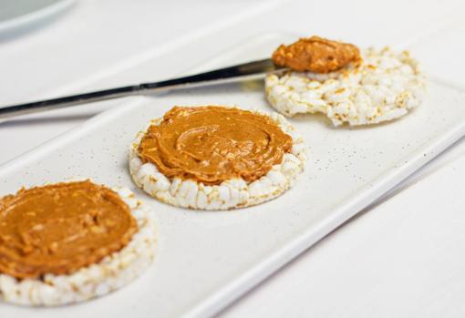 La base de estas galletas de chocolate son las tortitas de arroz con crema de cacahuete