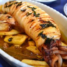 Detalle del calamar en aceite