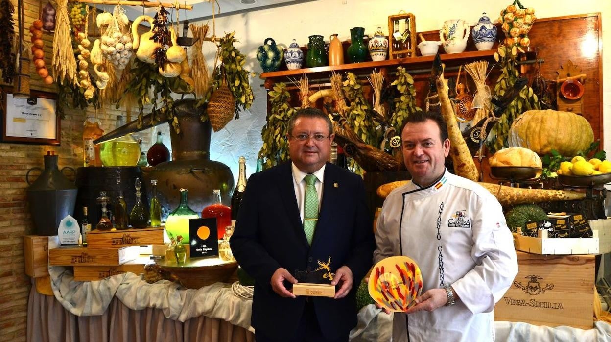 Ginés y Antonio Carmona ante el bodegón de Terraza Carmona
