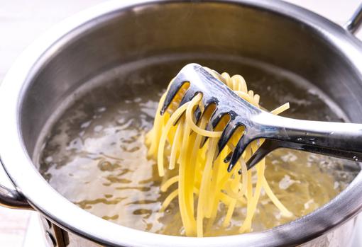 La pasta se puede escurrir con pinzas especiales para cogerla