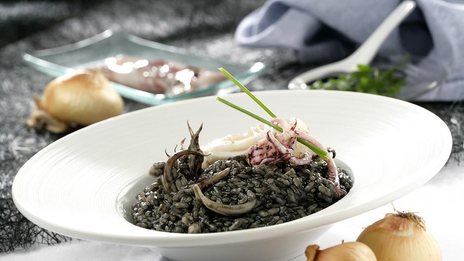 Prepara este vistoso arroz con calamares en su tinta