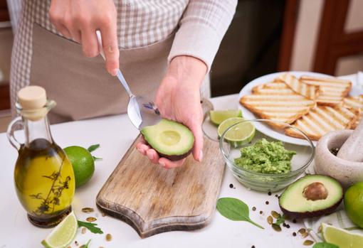 Usa una cuchara para separar la carne de la piel del aguacate