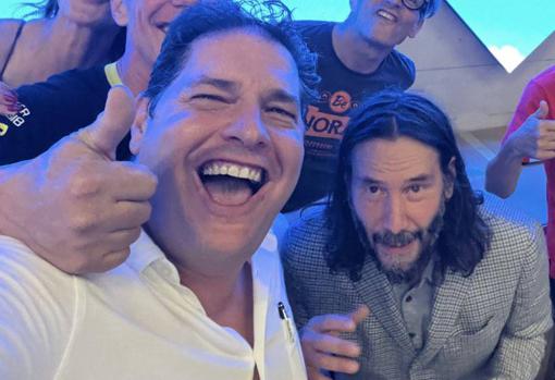 El hostelero Javier Fernández posa junto al actor Keanu Reeves