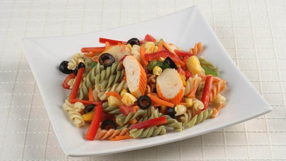 Prepara esta sencilla ensalada de pasta con pimientos, maíz, surimi, tortilla y aceitunas